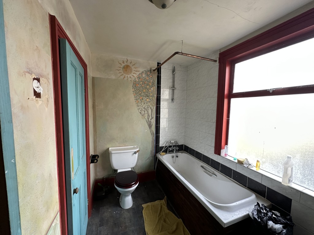 Lot: 114 - TERRACE HOUSE FOR REFURBISHMENT WITH PLANNING FOR THREE FLATS - First Floor Bathroom